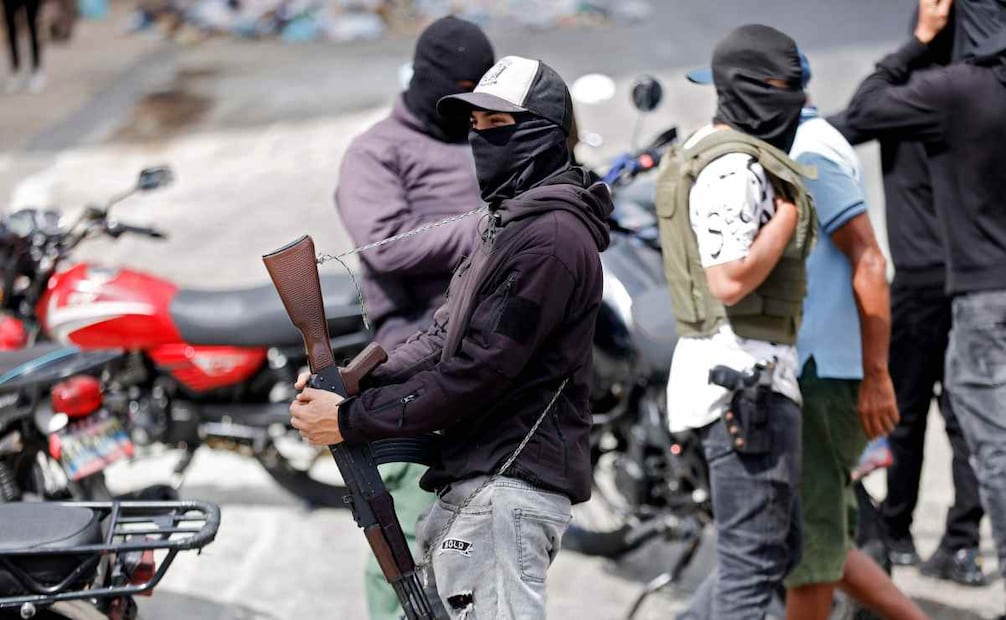 Partidarios armados del presidente venezolano Nicolás Maduro circulan en motocicleta a la entrada del barrio 23 de Enero. 03/01/26  Foto: Pedro Mattey / AFP