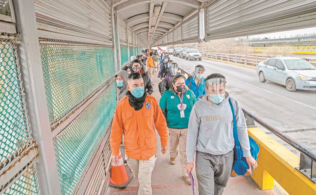 Migrantes se acercan a la frontera de Estados Unidos en el Puente Internacional en Brownsville, Texas. Foto: Sergio Flores. AFP