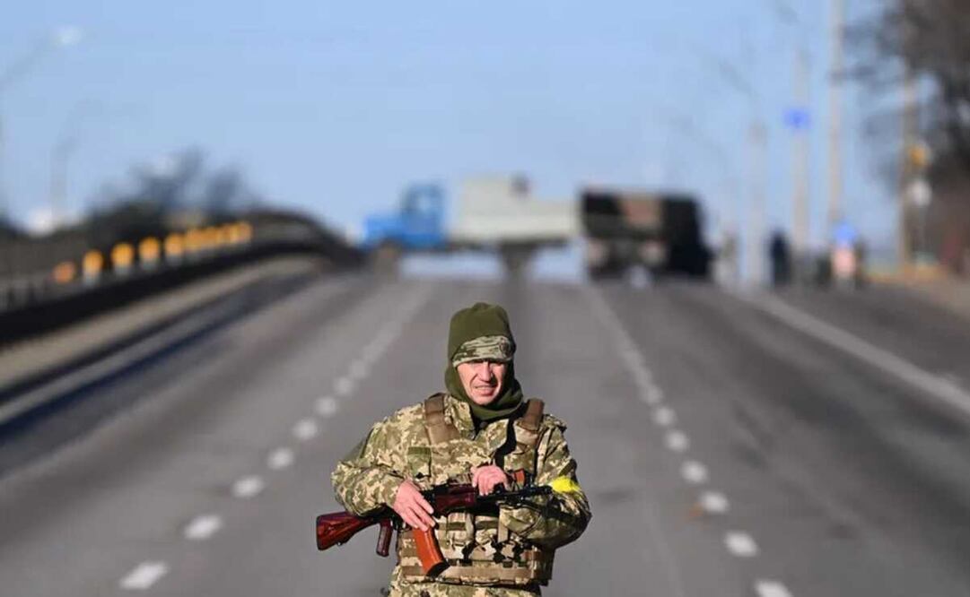 Un miembro del servicio ucraniano patrulla la carretera vacía en el lado oeste de la capital ucraniana de Kievafp - AFP