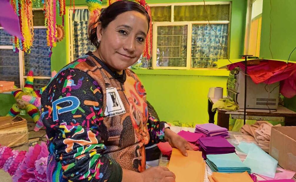 En el taller de Acolman se trabaja en serie: unos ensamblan, otras personas decoran los conos y otros trabajadores decoran los centros. Foto: Benjamín Becerril / EL UNIVERSAL