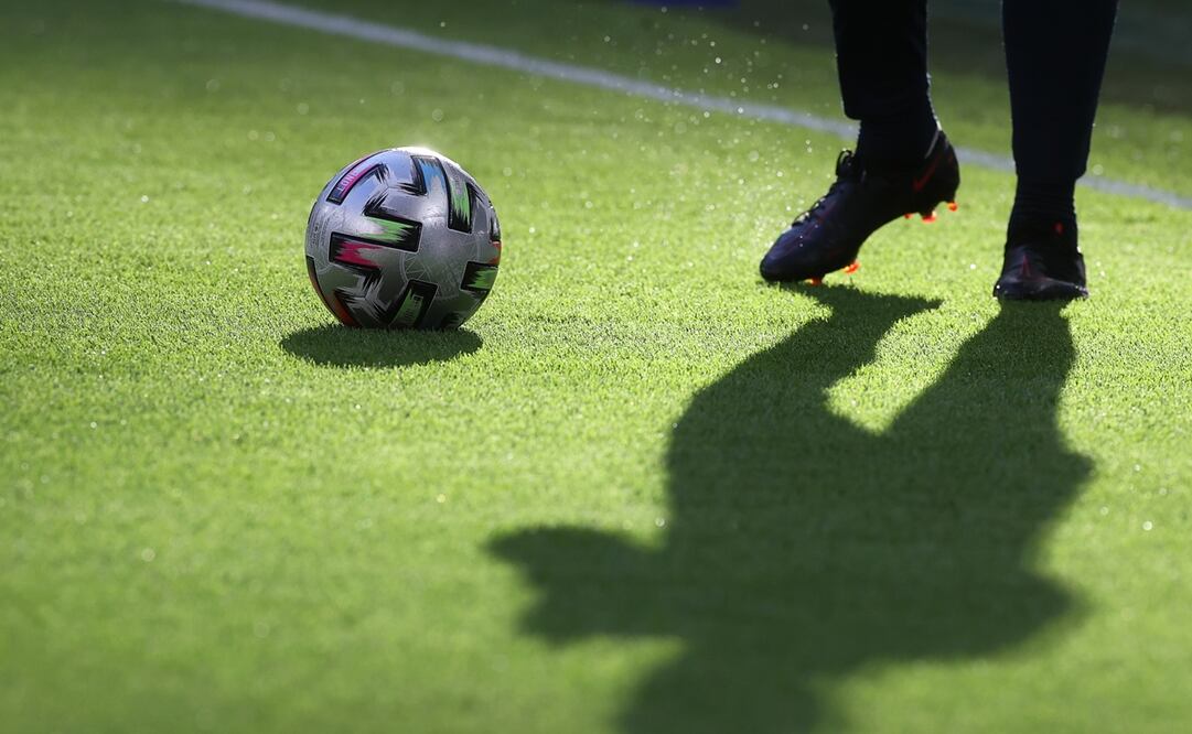 Un balón, la eterna felicidad