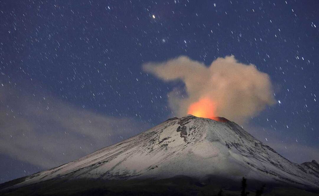 Una erupción del volcán Popocatépetl, en junio de 2019. Foto: EFE/Hilda Ríos, archivo