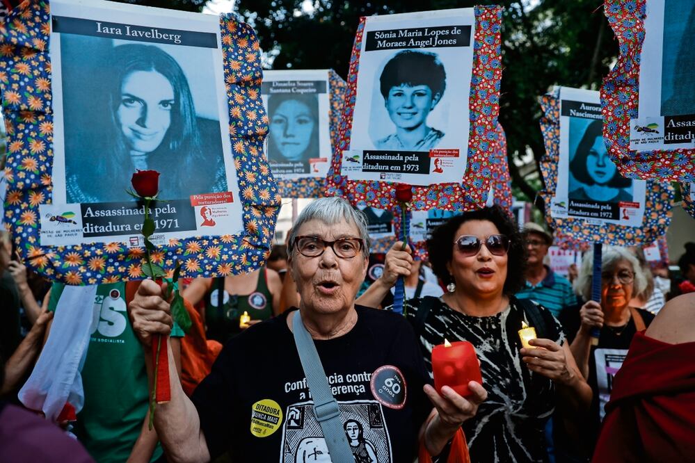 Brasileños participaron el domingo en la Marcha del Silencio, en Sao Paulo, para conmemorar los 60 años del golpe. “¡Dictadura nunca más!”, clamaron. Foto: EFE