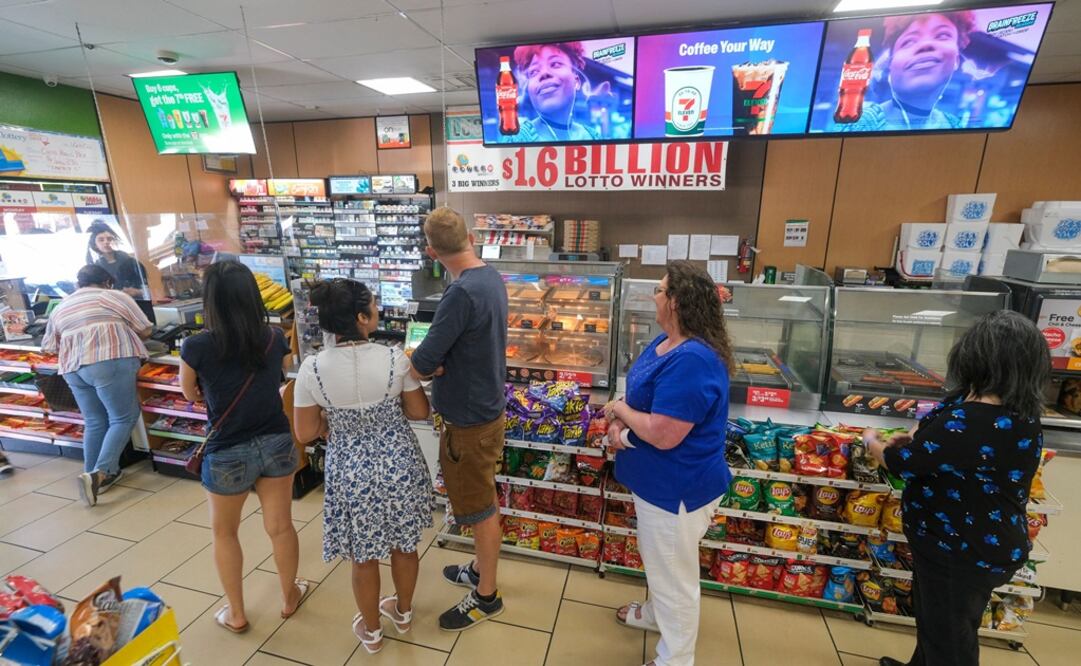 La gente espera en fila para comprar sus boletos de lotería Mega Millions en una tienda de conveniencia 7-Eleven en Chino Hills, California. Foto: AFP