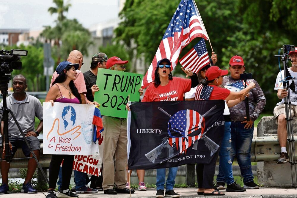 Partidarios del expresidente de Estados Unidos, Donald Trump, protestaron frente al resort Trump National Doral mientras esperaban ayer la llegada del exmandatario en Doral, Florida, Foto: AFP