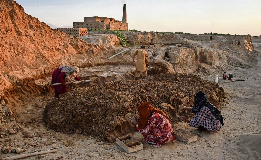 Trabajadores afganos en un horno de ladrillos a las afueras de Mazar-i-Shari f. Foto: Atif Aryan / AFP
