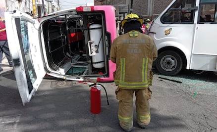 Deja 14 heridos volcadura de transporte público en Puebla
