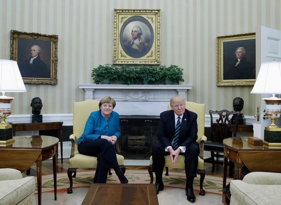 La canciller alemana, Angela Merkel, junto al presidente estadounidense, Donald Trump, en la Oficina Oval de la Casa Blanca (Foto: AP)