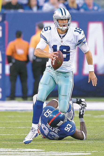 Matt Cassel (16) sufrió tres intercepciones en su debut (BILL KOSTROUN. AP)