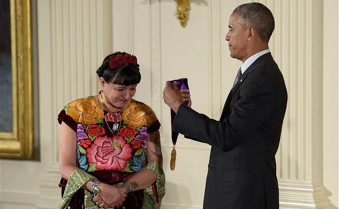 El presidente Barack Obama entrega a la escritora de origen mexicano Sandra Cisneros la Medalla Nacional de las Artes 2015. FOTO: AP.