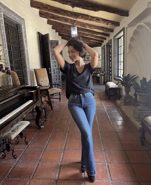 El look más natural de Ángela Aguilar sin maquillaje y jeans rotos