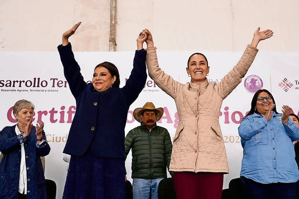 Clara Brugada y Claudia Sheinbaum en la entrega de 123 certificados agrarios a campesinas en Tlalpan. Foto: Especial