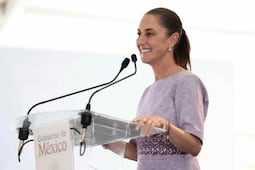 En Colima, Sheinbaum pone a votación en asamblea pública prohibir doble o triple nacionalidad a Presidentes; arremete contra reunión entre Fox y "Alito"