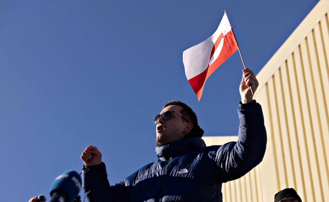 El líder del partido Jens Frederik Nielsen asiste a una marcha hacia el consulado de Estados Unidos durante una manifestación, bajo el lema “Groenlandia pertenece al pueblo groenlandés”, en Nuuk, Groenlandia, el 15 de marzo de 2025. Foto: AFP