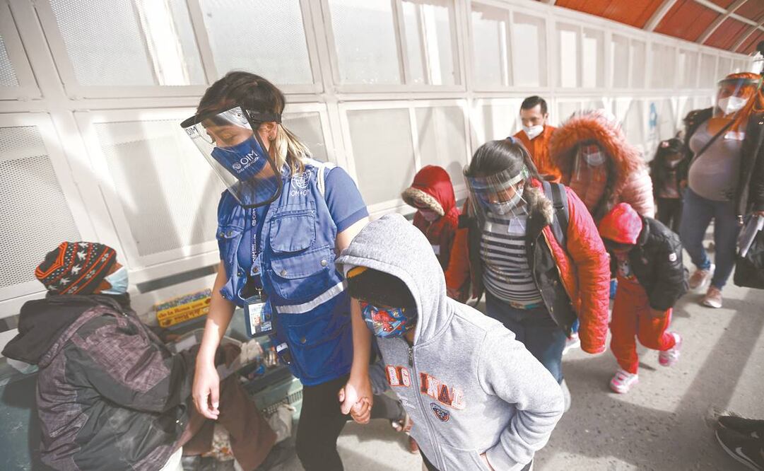 Los migrantes son revisados para evitar contagios de coronavirus entre el grupo que esperará en Estados Unidos. Foto: Christian Torres. EL UNIVERSAL