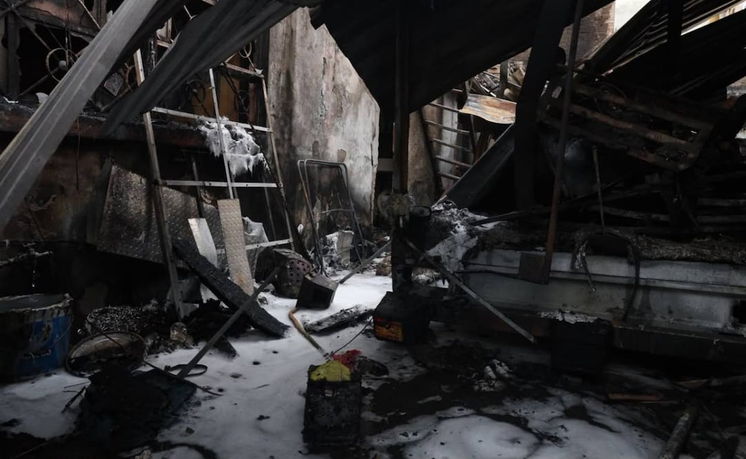 Elementos del Heroico Cuerpo de Bomberos y servicios de emergencia acudieron al lugar para controlar el fuego. Foto: Osmar Alvarado / EL UNIVERSAL.