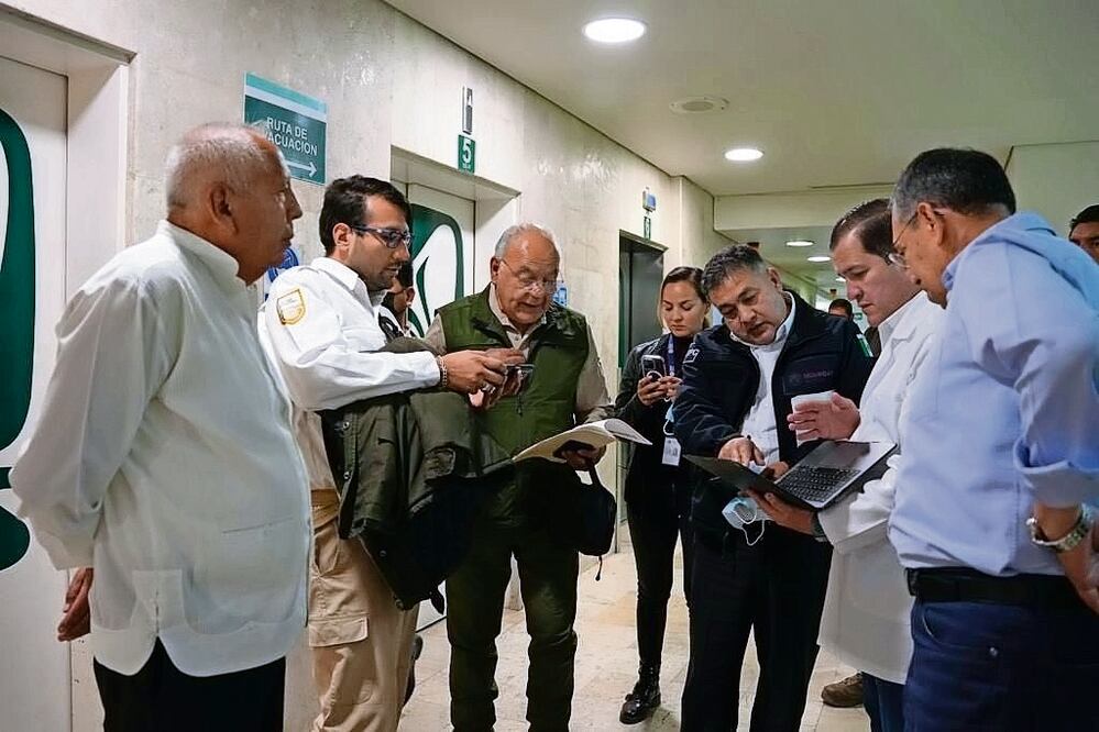 El INM publicó fotografías de Francisco Garduño (izq.) en un recorrido por hospitales donde atienden a los migrantes heridos. Foto: Tomada Twitter