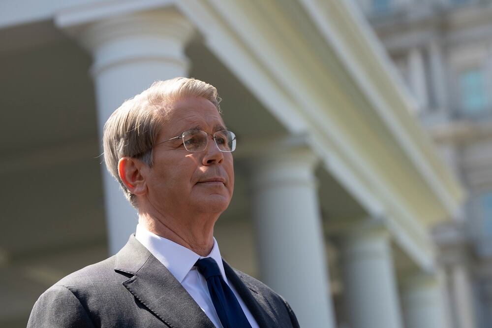 El secretario del Tesoro de EU, Scott Bessent, habla con los medios de comunicación frente a la Casa Blanca en Washington. Foto: EFE