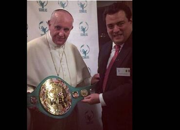 Papa Francisco recibe cinturón del CMB