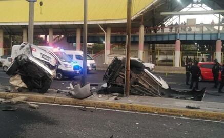 Auto se parte en dos tras chocar contra poste en la GAM; hay dos muertos