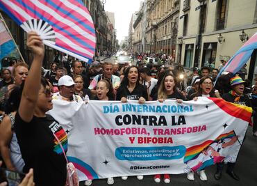 FOTOS Realizan marcha pacífica contra Homofobia, Transfobia y Bifobia; es encabezada por la diputada local, Diana Sánchez Barrios