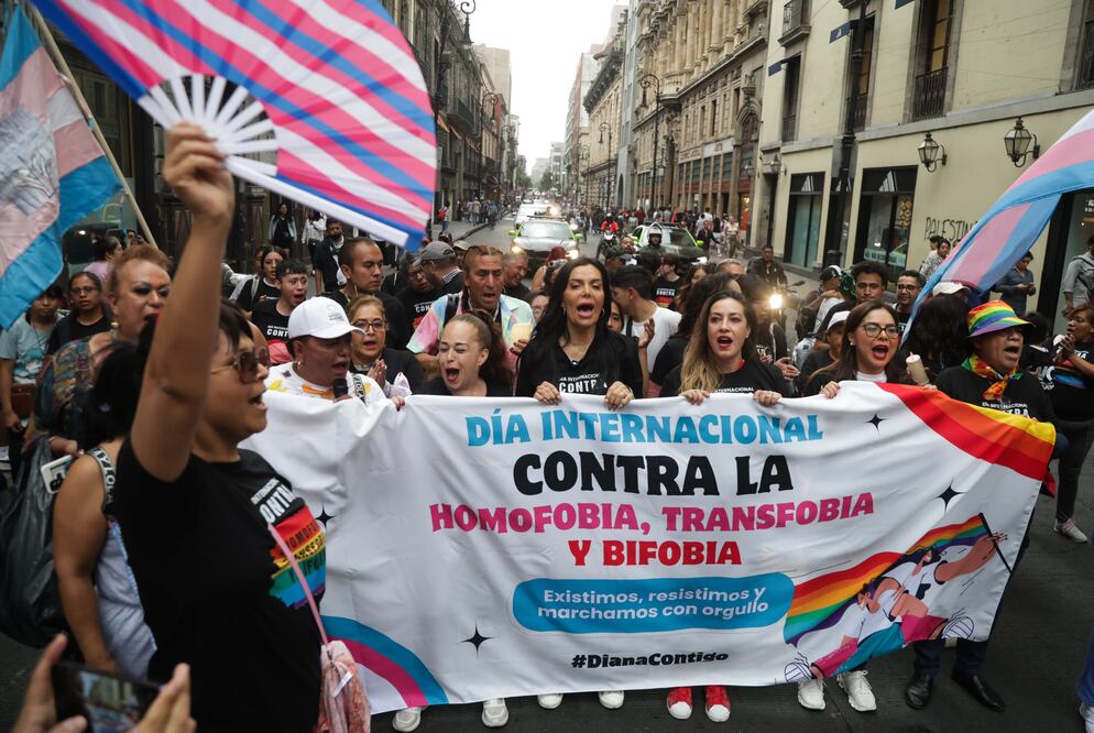La tarde de este sábado, un grupo de personas, encabezadas por la lideresa de comerciantes ambulantes, Diana Sánchez Barrios, realizaron una marcha contra la Homofobia, Transfobia y Bifobia. (Foto: Carlos Mejía/ EL UNIVERSAL)