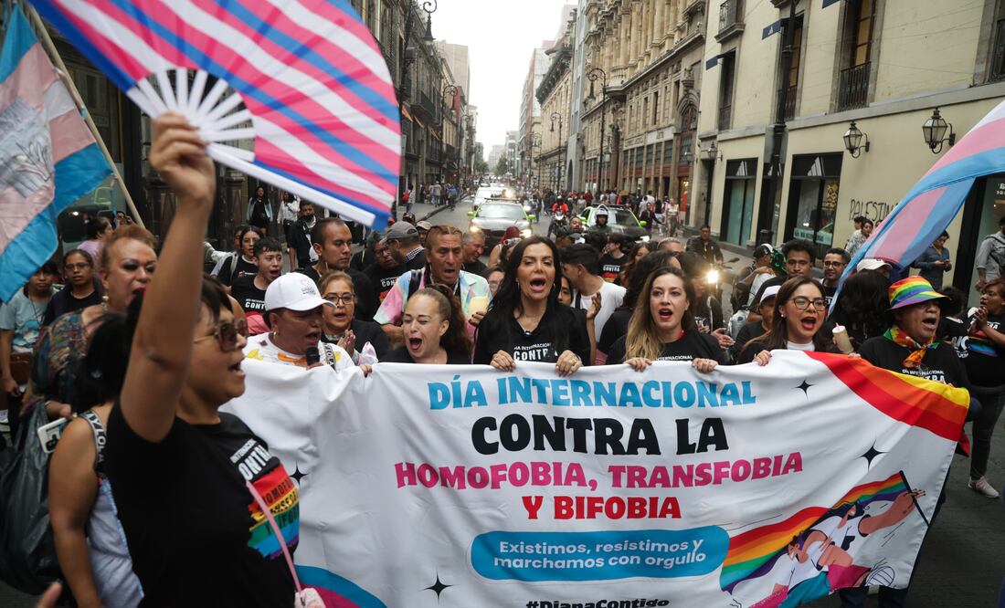 La tarde de este sábado, un grupo de personas, encabezadas por la lideresa de comerciantes ambulantes, Diana Sánchez Barrios, realizaron una marcha contra la Homofobia, Transfobia y Bifobia. (Foto: Carlos Mejía/ EL UNIVERSAL)