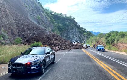 Derrumbe provoca cierre parcial en la autopista Durango-Mazatlán