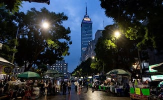 Ya suman más de 7 horas de bloqueo de comerciantes en Avenida Juárez; policías resguardan Bellas Artes
