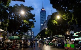 Ya suman más de 7 horas de bloqueo de comerciantes en Avenida Juárez; policías resguardan Bellas Artes