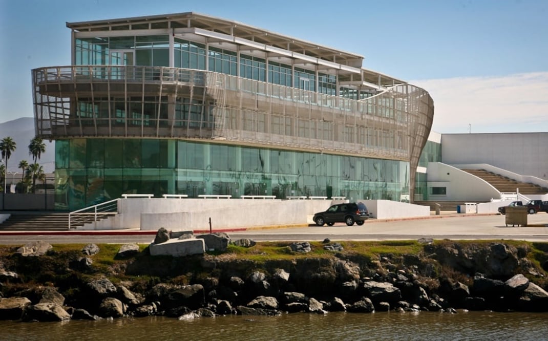 Frente al Océano Pacífico se erige una construcción monumental, tan grande que bloqueará un tramo de vista al mar. Eso será cuando el llamado Museo Caracol de la ciudad de Ensenada abra sus puertas al público. Foto Roberto Armocida/EL UNIVERSAL