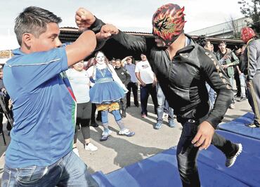 Luchadores hacen sudar la gota gorda a policías