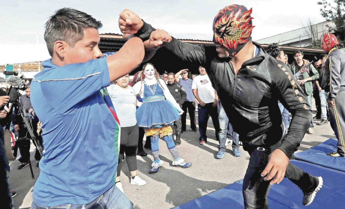 Los 380 policías delegacionales comenzaron con los ejercicios de calentamiento, estiramientos de cabeza, piernas y brazos (FERNANDORAMÍREZ. EL UNIVERSAL)