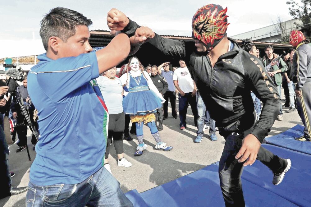 Los 380 policías delegacionales comenzaron con los ejercicios de calentamiento, estiramientos de cabeza, piernas y brazos (FERNANDORAMÍREZ. EL UNIVERSAL)