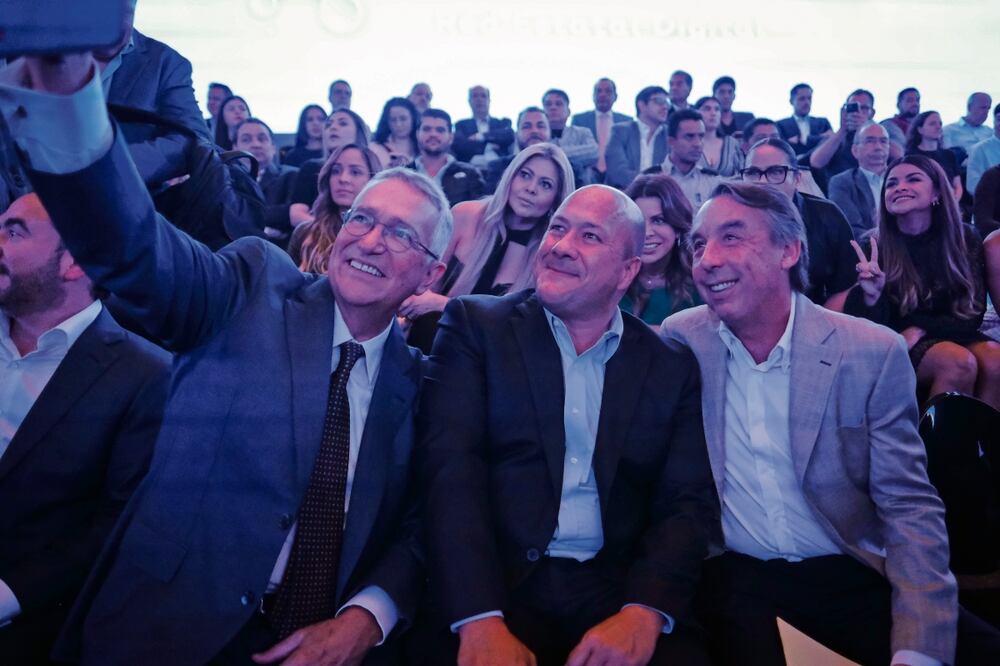 Ricardo Salinas, Enrique Alfaro y Emilio Azcárraga, en la presentación de la Red Jalisco; los empresarios ya son socios en el proyecto. Foto: Especial