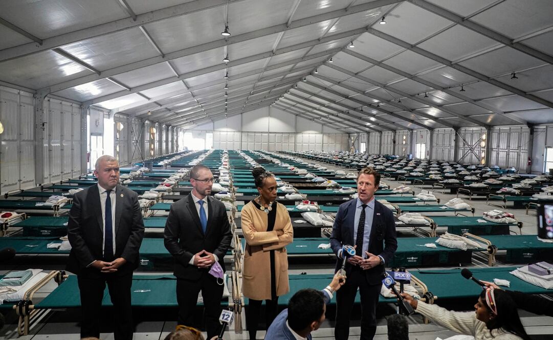 El estado reembolsará a la ciudad los gastos operativos de un campamento para migrantes adultos en la Isla de Randalls, dijo Adams. Foto: AP