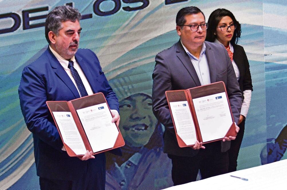 Carlos Alberto Roca, representante legal de Uranium One Group, filial de la empresa rusa Rosatom, y Carlos Ramos Mamani, presidente de Yacimientos de Litio Boliviano, el 29 de junio pasado en La Paz. Foto: Aizar Raldes/AFP