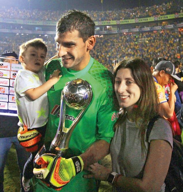 El guardameta argentino muestra el trofeo de campeón con su familia. (CARLOS MEJÍA. EL UNIVERSAL)