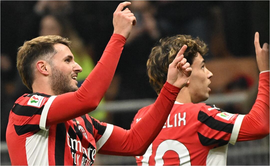 Santiago Giménez celebra el gol de Joao Felix. FOTO: EFE