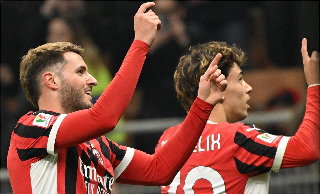 Santiago Giménez celebra el gol de Joao Felix. FOTO: EFE