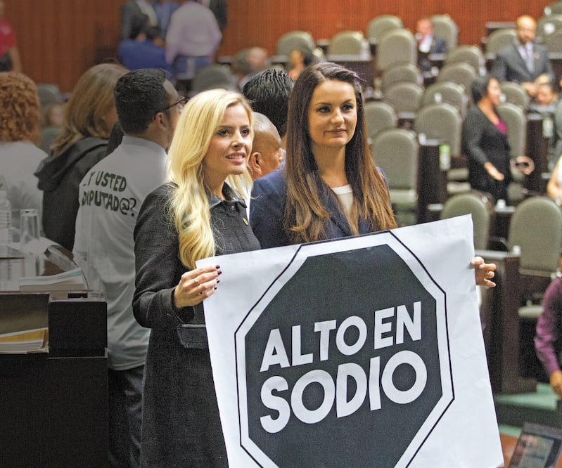 Diputados de Morena se manifestaron en la tribuna del recinto a favor del etiquetado de alimentos en octubre pasado. ARCHIVO EL UNIVERSAL