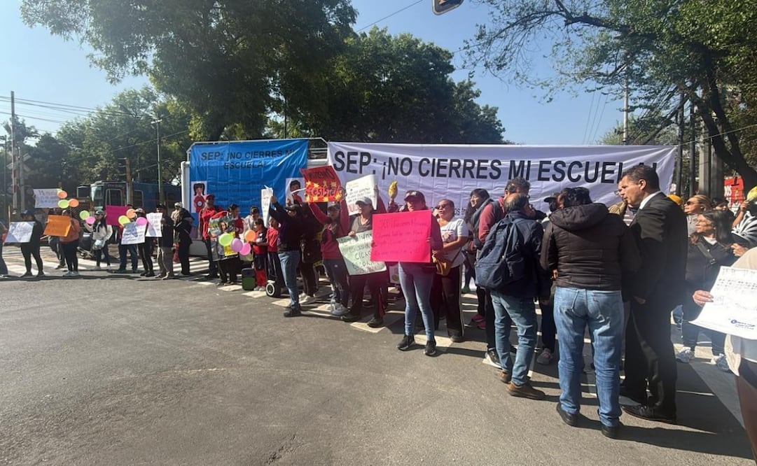 Padres de familia protestan en Calzada de Tlalpan. Foto: especial