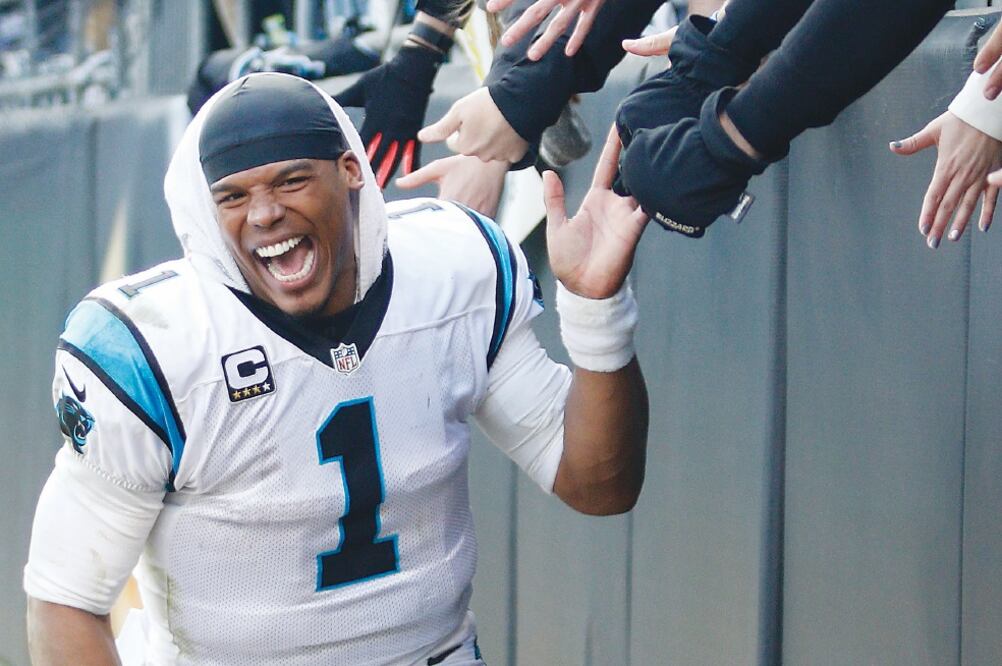 Newton celebró con la afición al tener a Panthers a un paso del SB (BOB LEVERONE. AP)