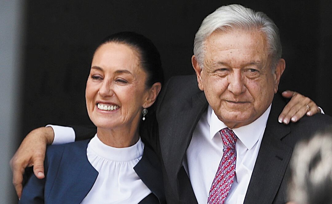 El presidente Andrés Manuel López Obrador recibió a Claudia Sheinbaum en las puertas de Palacio Nacional con abrazos y besos. Foto: Berenice Fregoso | El Universal