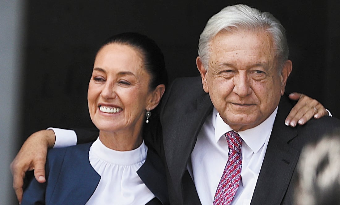 El presidente Andrés Manuel López Obrador recibió a Claudia Sheinbaum en las puertas de Palacio Nacional con abrazos y besos. Foto: Berenice Fregoso | El Universal