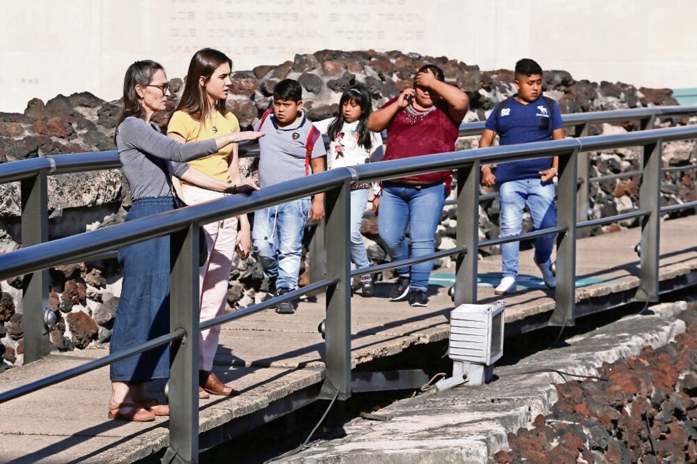 Turistas nacionales y extranjeros disfrutan de caminar alrededor del Zócalo y conocer las ruinas del Templo Mayor. Personas de EU y Perú destacan lo mucho que les gusta la historia del país. (BERENICE FREGOSO. EL UNIVERSAL)