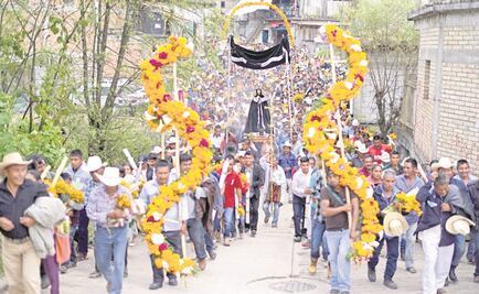 En Metlatónoc reciben a fieles difuntos con rosario y ofrendas