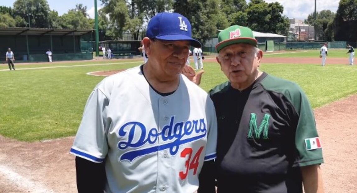 AMLO presume juego con las leyendas del beisbol en México