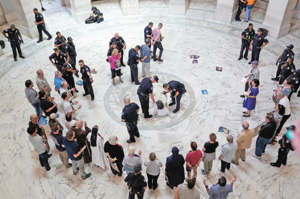 Activistas promigrantes son arrestados en el Capitolio, en Washington. Foto/JOSHUA ROBERTS. REUTERS
