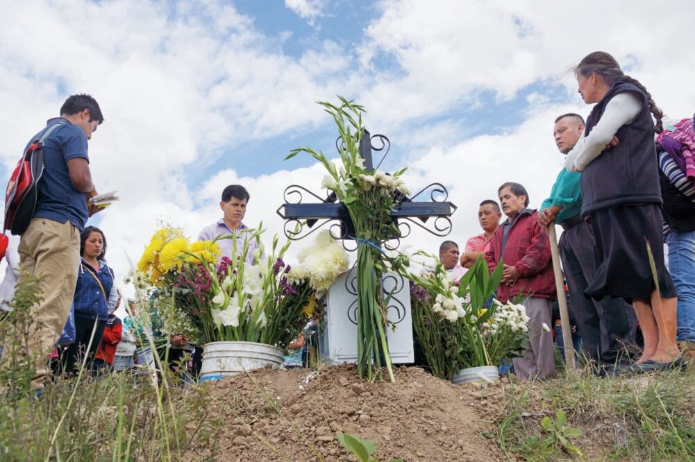 Familiares acuden al panteón a visitar a sus parientes que perdieron la vida, la noche del pasado 19 de junio, durante el enfrentamiento entre policías federales y maestros de la Sección 22 en Nochixtlán (EDWIN HERNÁNDEZ. EL UNIVERSAL)